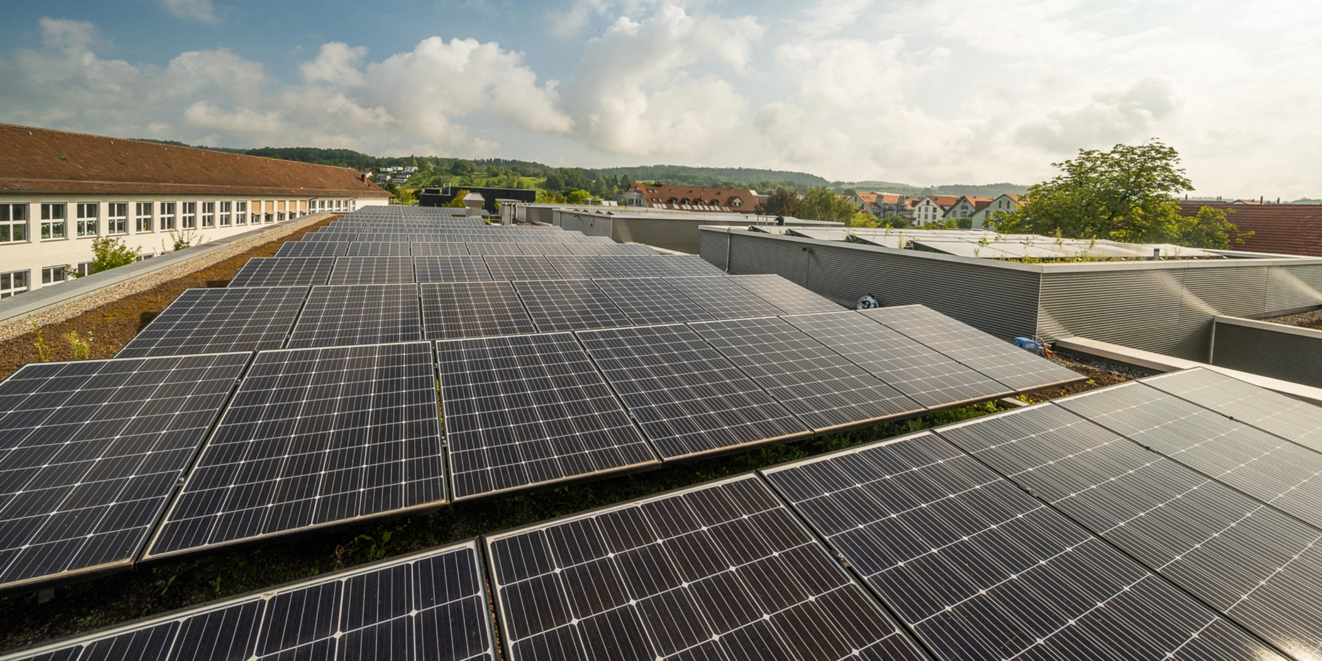 Bild zeigt Solarpanels auf Gebäude